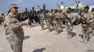 Yemen's defence minister speaks to anti-terrorism police officers in Balhaf (11 May 2014)