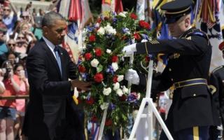 Mr Obama lays a wreath