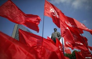 Red flags and a statue of Lenin in Donetsk