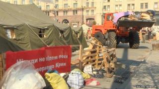 Council workers clear a protest site in Kiev, 9 August (photo: Rachel Newport)