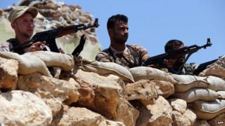 Peshmerga soldiers get ready to attack IS