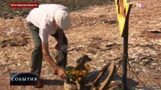 Mr Nolotelnov lays flowers at Mologa
