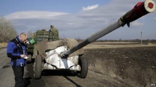 An OSCE representative watches the Ukrainian artillery withdrawal near Artemivsk. Photo: 27 February 2015