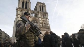 Soldier patrols outside Notre Dame cathedral 30/12/2015