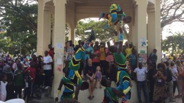 Wasanii wakionyesha baadhi ya michezo yao