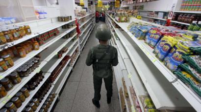Soldier stands guard in a supermarket in San Antonio de Tachira, Venezuela (27 August 2015)