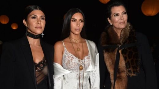 Kim entre sua mãe e sua irmã