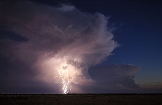 Fotógrafo registra tornados nos EUA