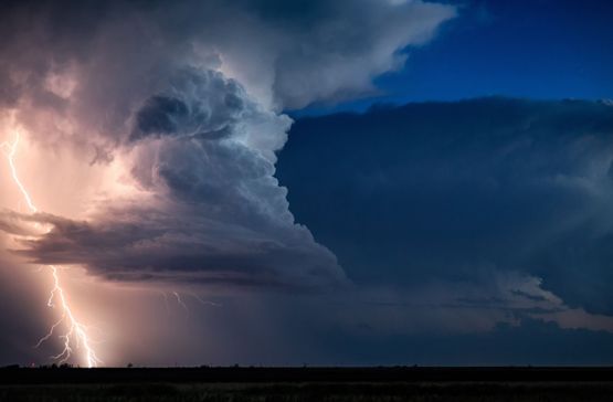 Fotógrafo registra tornados nos EUA