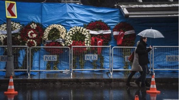 A couple walk past the Reina nightclub on 5 January 2017 in Istanbul, days after a gunman killed 39 people on New Year's night.