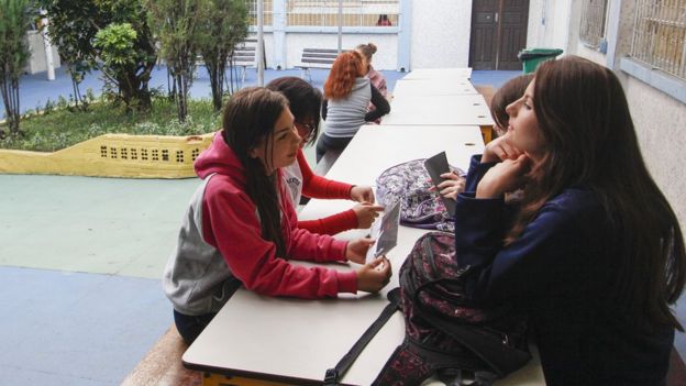 Meninas conversam em escola pública