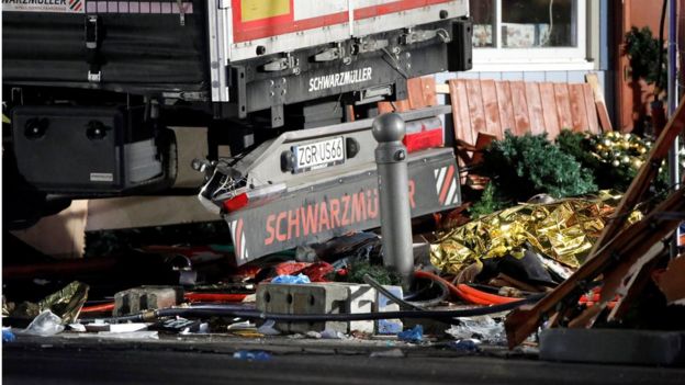 Camión arrolla puestos navideños en Berlín.