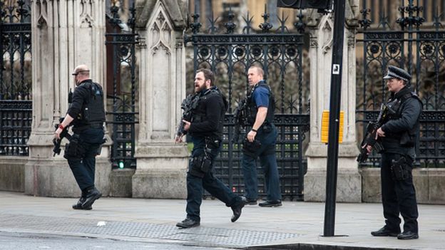 Les forces de police britanniques sécurisent les abords du Palais de Westminster abritant le parlement