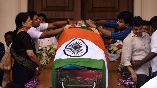 ஜெயலலிதாவின் இறுதி சடங்கின் போது சசிகலாவின் உறவினர்கள் மட்டுமே காணப்பட்டனர்