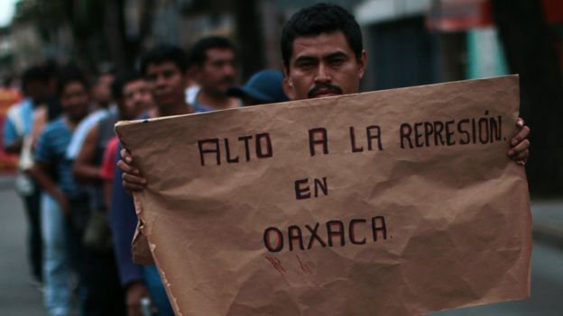 Los maestros hacían una huelga en contra la reforma de la educación y para exigir la liberación de 2 de sus líderes en la Ciudad de México.