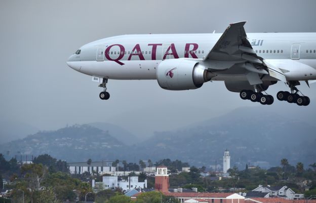 Avión de Qatar Airlines procedente de Doha a punto de aterrizar en Los Ángeles, Estados Unidos.