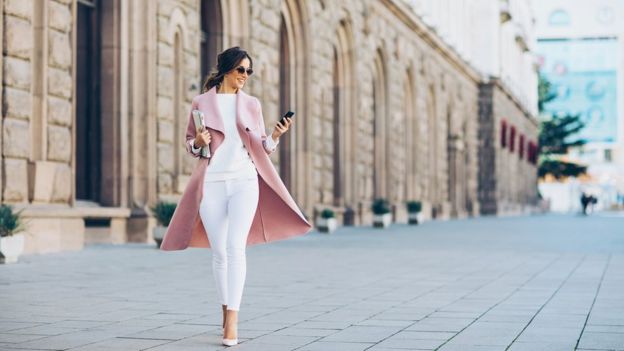 Mujer paseando en un calle