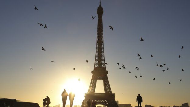 ஈஃபிள் டவரை தாக்குதல்களிலிருந்து பாதுகாக்க கண்ணாடி சுவர்