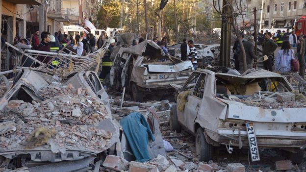 Diyarbakır'ın Bağlar ilçesindeki patlamada ikisi polis, dokuzu sivil 11 kişi öldü.