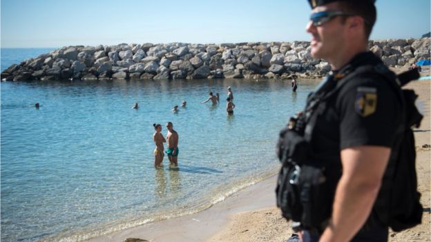 Un policía vigila una playa de Francia