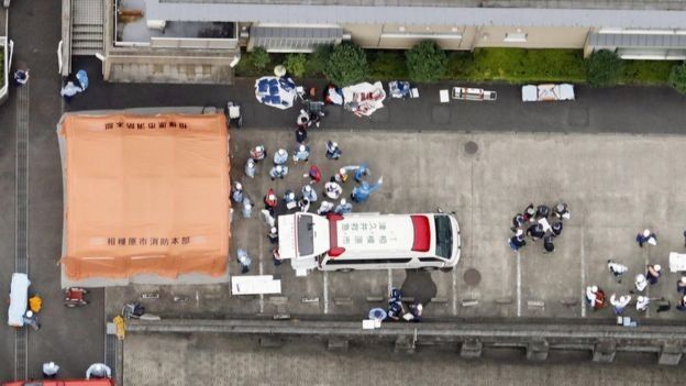 Imagem mostra resgate de vítimas após ataque em centro para idosos no Japão