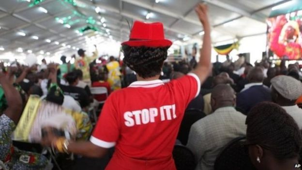 Wafuasi wa Mugabe wameandika maneno katika nguo zao kuwazuia wanaompinga mwenyekiti wa chama ambaye ni Rais