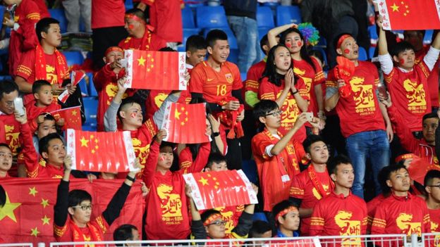 Fãs assistem a jogo entre China e Catar em novembro de 2016