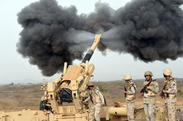 Saudi army artillery fire shells towards Yemen from a post close to the Saudi-Yemeni border (13 April 2015)