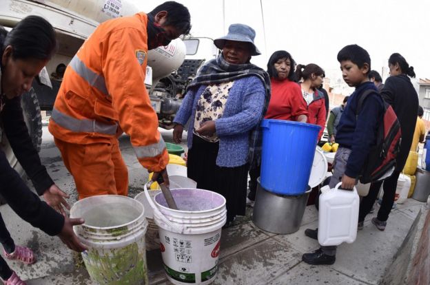 Vecinos reciben agua con cubos de camiones cisterna