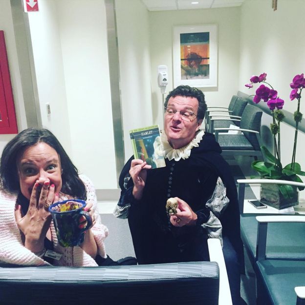 Karen Walsh y su amigo Michael Cumpsty disfrazado de Hamlet, el personaje de Shakespeare.