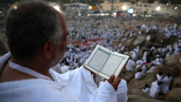 Müsəlman kişi Quran oxuyur