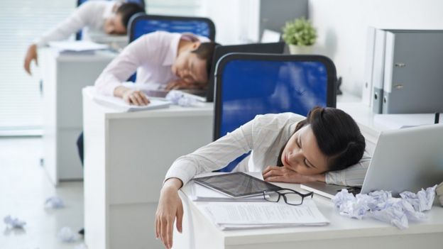 Funcionários dormem nas mesas de trabalho