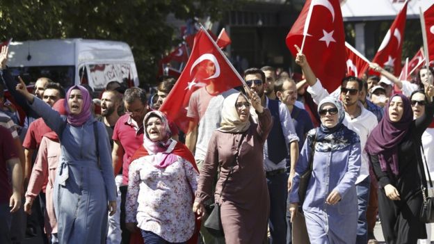 Decenas de personas se manifestaron en Ankara contra el levantamiento.