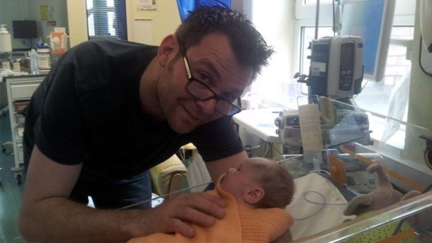 Ben Ryan con su hijo Sol en el hospital