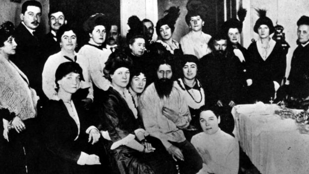 Rasputín (centro) con admiradores