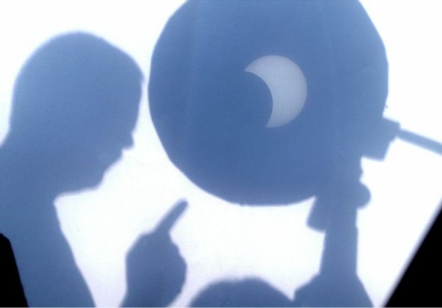 Un eclipse anular visto desde un telescopio y reflejado sobre un papel blanco en Kosice, Eslovaquia, el 3 de octubre de 2005.