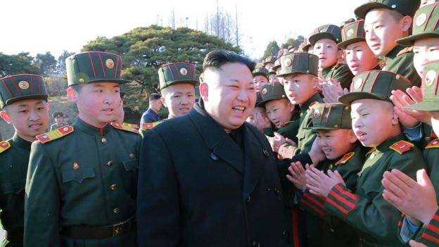 Kim Jong-un en una escuela.