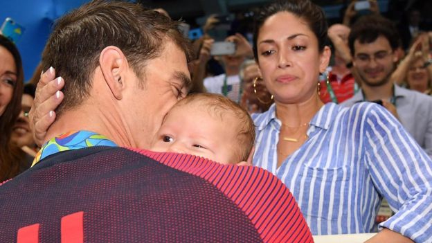 Phelps abraza a su niño, Boomer