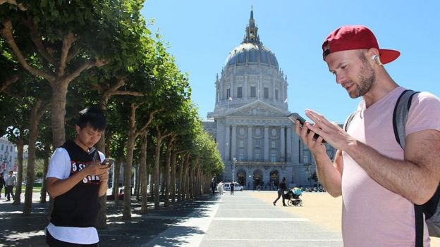 Jugadores jugando Pokémon Go frente al ayuntamiento de San Francisco