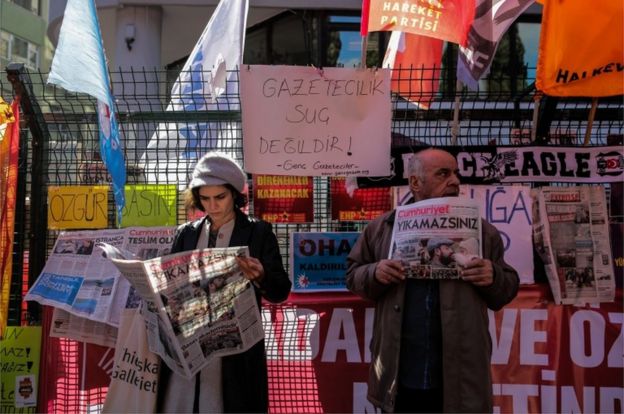 После ареста главного редактора газеты Cumhuriyet ее преданные читатели организовали протесты со свежим номером издания в руках.