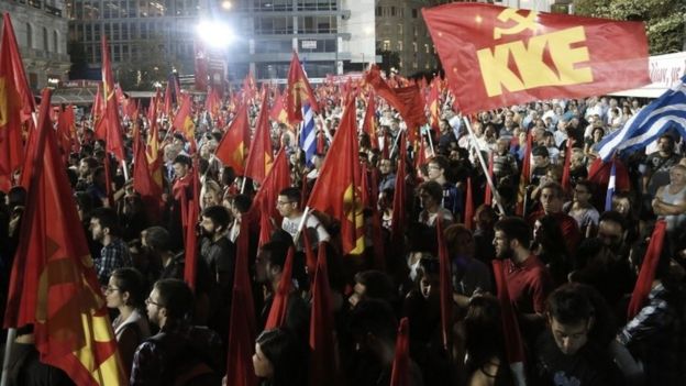 Supporters of Greek Communist Party wave flags of their party as they attend a pre-election rally at central Syntagma square in Athens (18 September 2015)