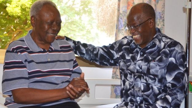 Rais wa Tanzania Dkt John Pombe Magufuli na Spika Mstaafu wa Bunge la Tanzania Samuel Sitta alipomtembelea kumjulia hali jijini Dar es Salaam Septemba, 2016.