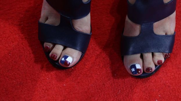 Mujer con las uñas pintadas con la bandera de Texas.