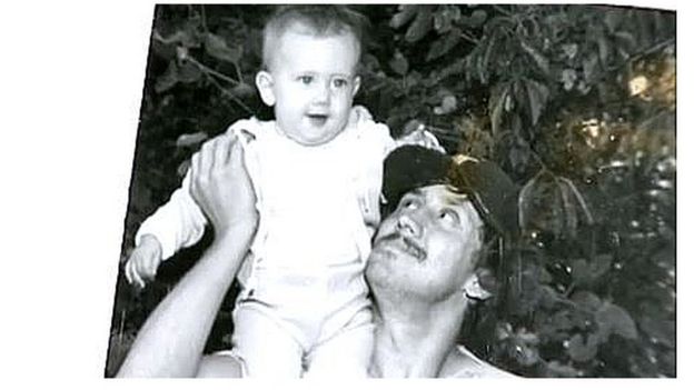 A Michael Stepien lo mataron en 2006, a los 53 años (en la imagen, con su hija Jeni Stepien en brazos).