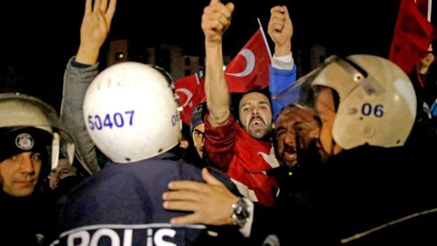 Роттердамдагы Түркиянын консулдугунун алдына каршылык акциясына чогулган Эрдогандын тарапташтарын полиция таратты.