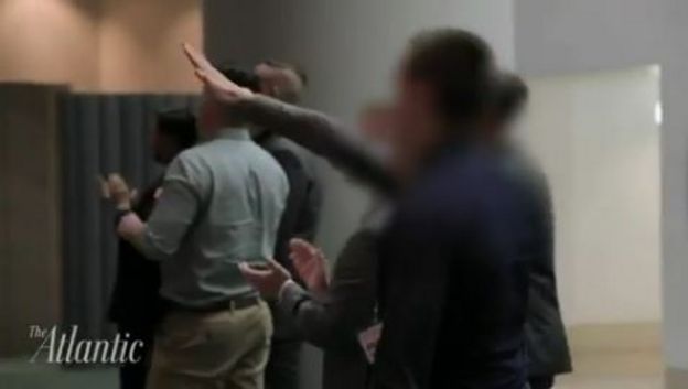 Asistentes a la conferencia hicieron el saludo nazi mientras el orador decía 