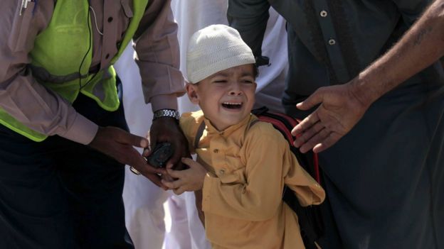 A school boy cries following a bomb blast targeting a Christian colony in the Khyber Pakhtunkhwa provincial capital of Peshawar, Pakistan, 02 September 2016