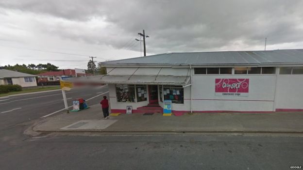 Lado de fora de loja de conveniência