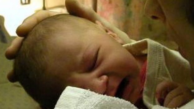 Bebê sendo acaraciado em hospital