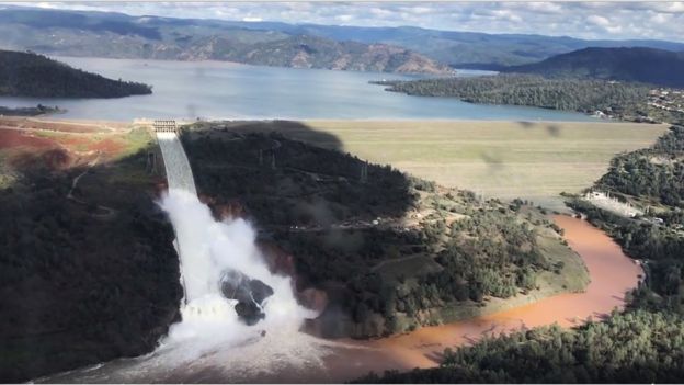 Vista aérea de la represa y la inundación.